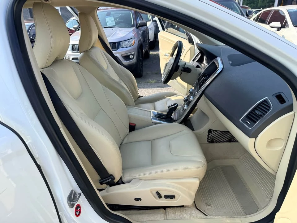 2016 Volvo XC60 1st Gen - Image 16 of 20