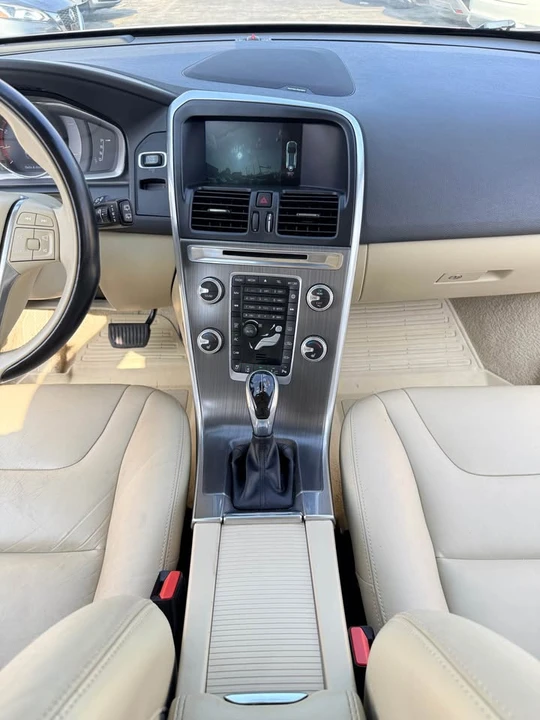 2016 Volvo XC60 1st Gen - Image 12 of 20