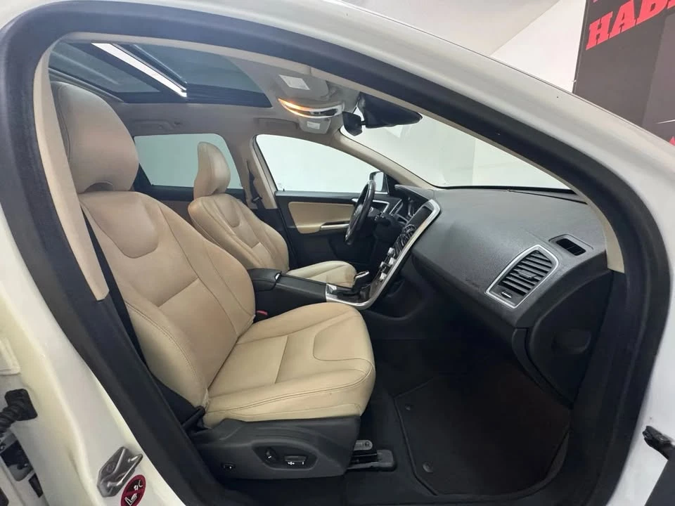 2016 Volvo XC60 1st Gen - Image 17 of 20