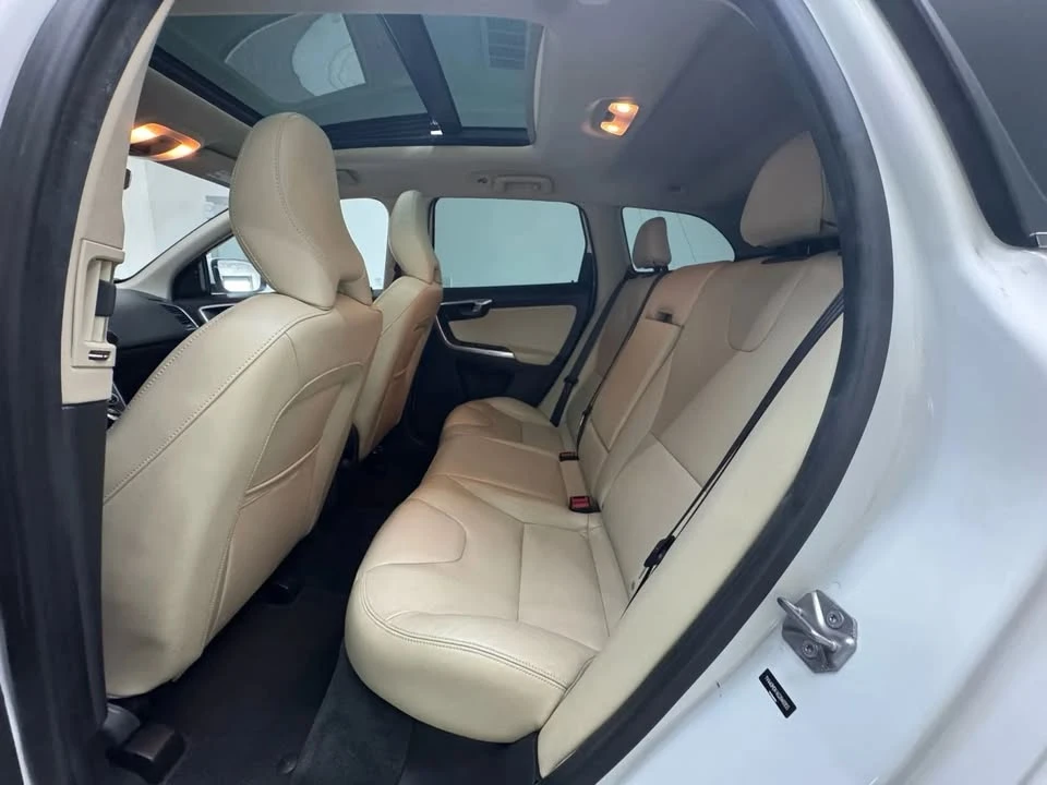 2016 Volvo XC60 1st Gen - Image 15 of 20