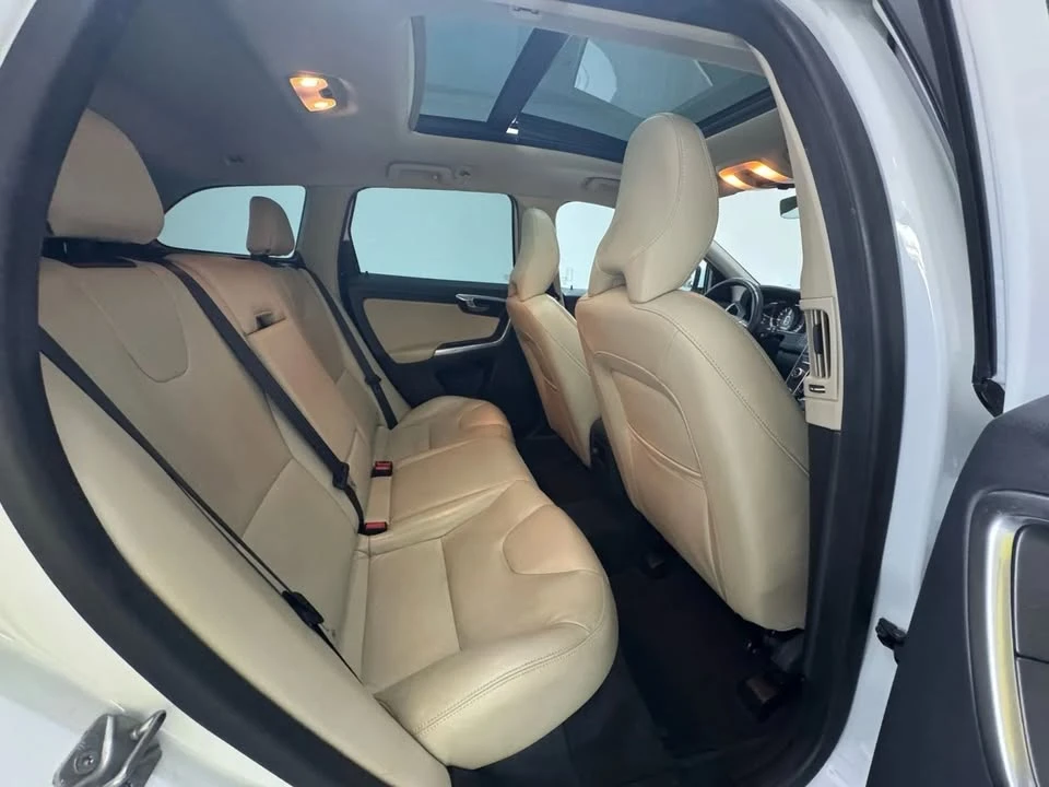 2016 Volvo XC60 1st Gen - Image 19 of 20