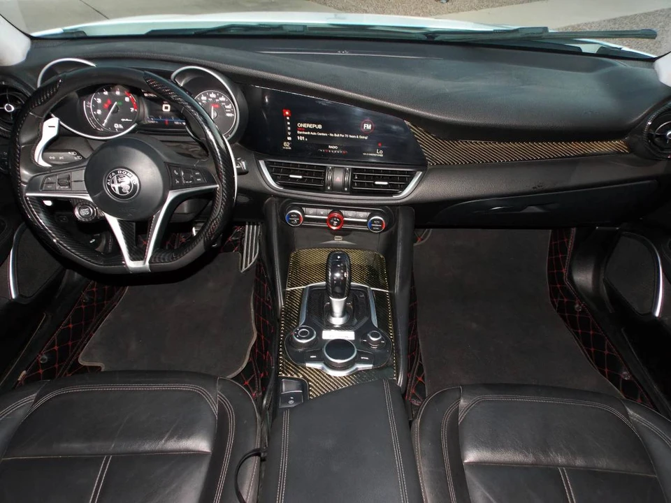 2017 Alfa Romeo Giulia - Image 16 of 21