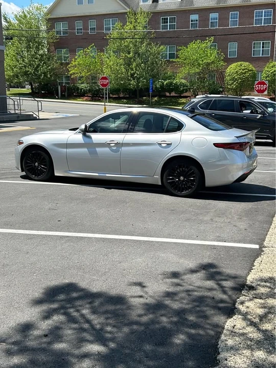 2017 Alfa Romeo Giulia - Image 5 of 9