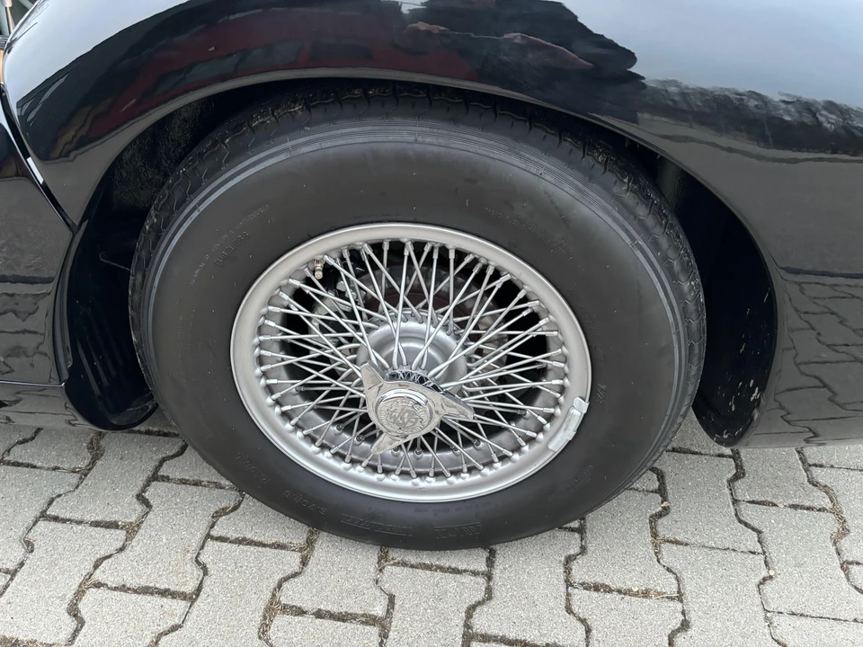 2017 Aston Martin - Image 28 of 31