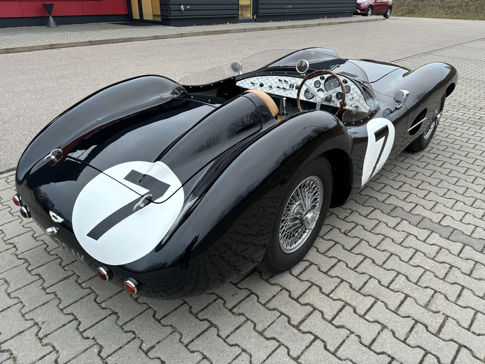 2017 Aston Martin - Image 13 of 31