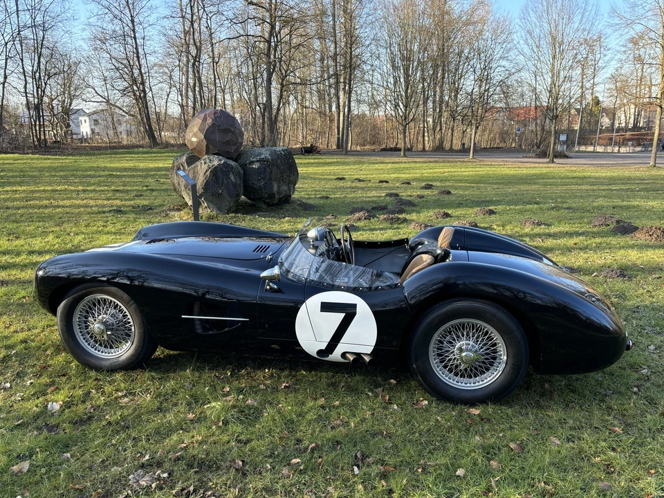 2017 Aston Martin - Image 16 of 31