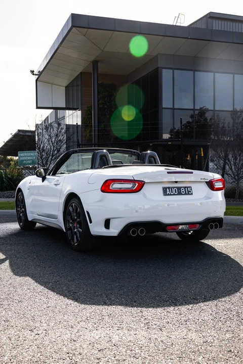 2017 Fiat 124 Spider - Image 15 of 31