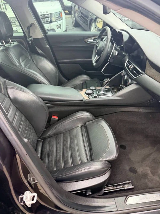 2017 Alfa Romeo Giulia - Image 11 of 12