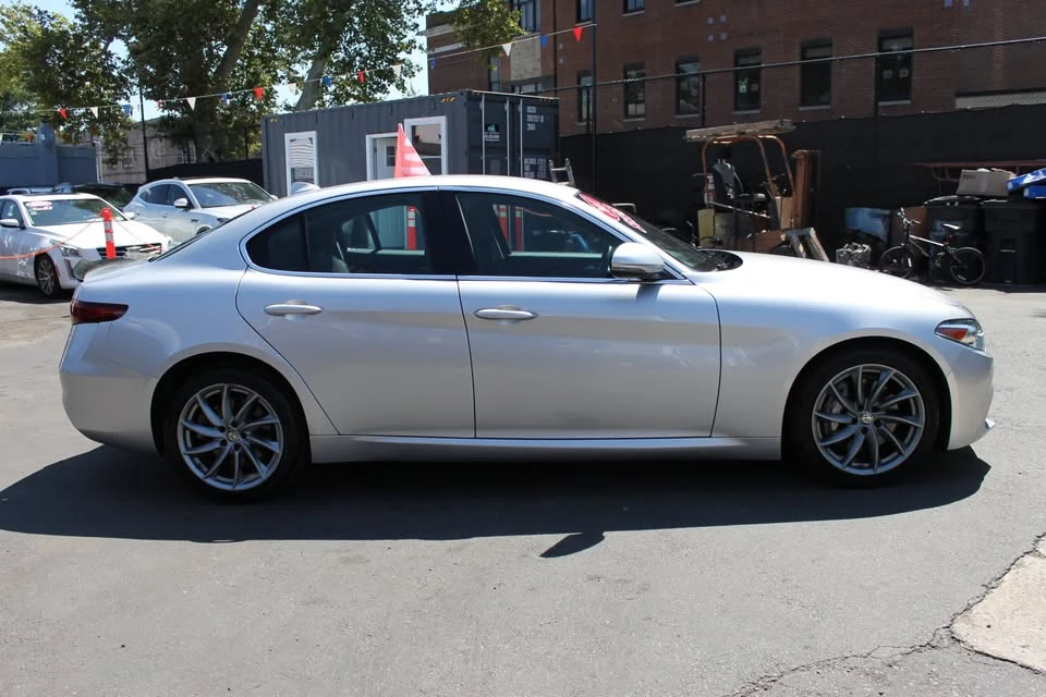 2017 Alfa Romeo Giulia - Image 5 of 17
