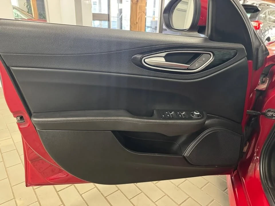 2017 Alfa Romeo Giulia - Image 15 of 20