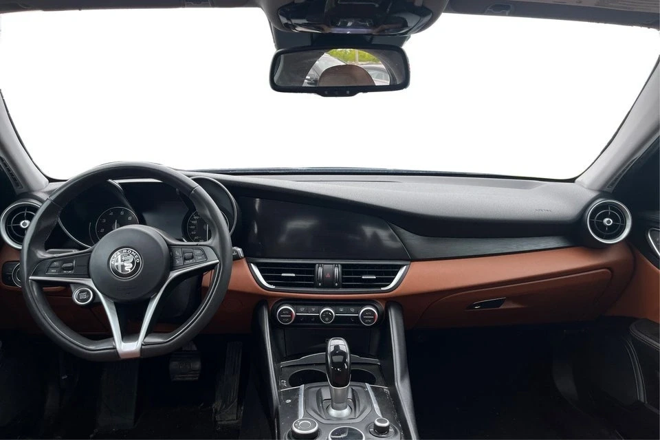 2017 Alfa Romeo Giulia - Image 11 of 12