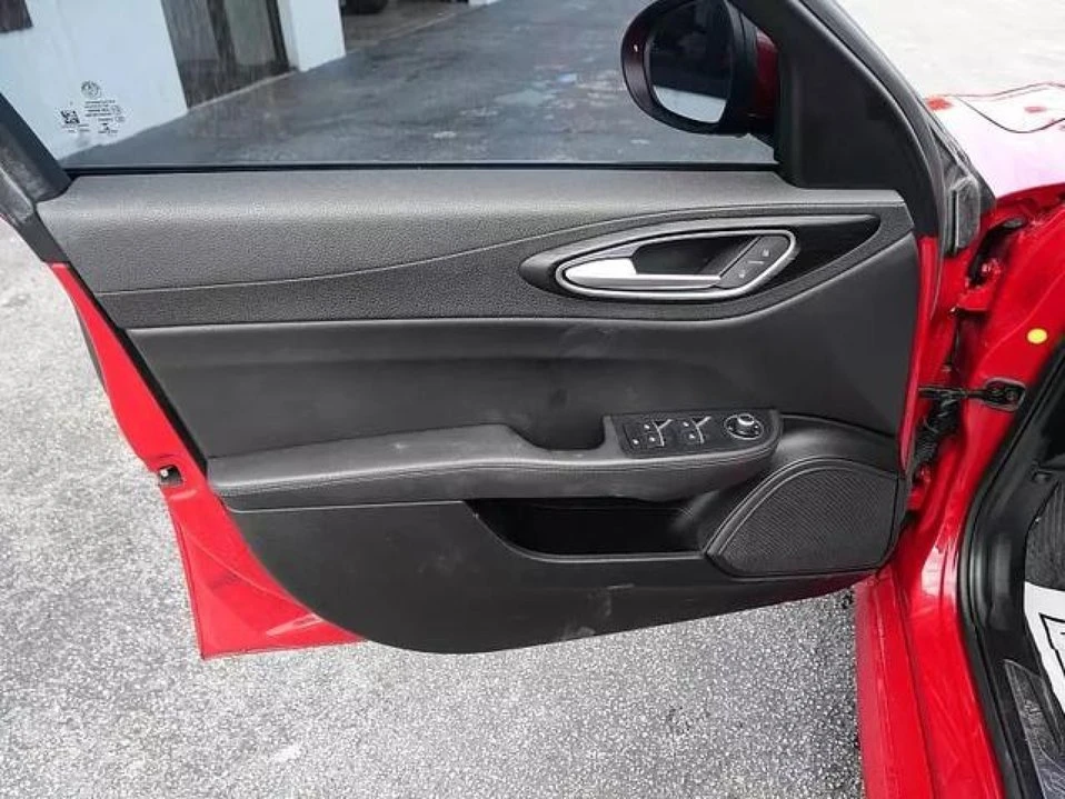 2017 Alfa Romeo Giulia - Image 16 of 16