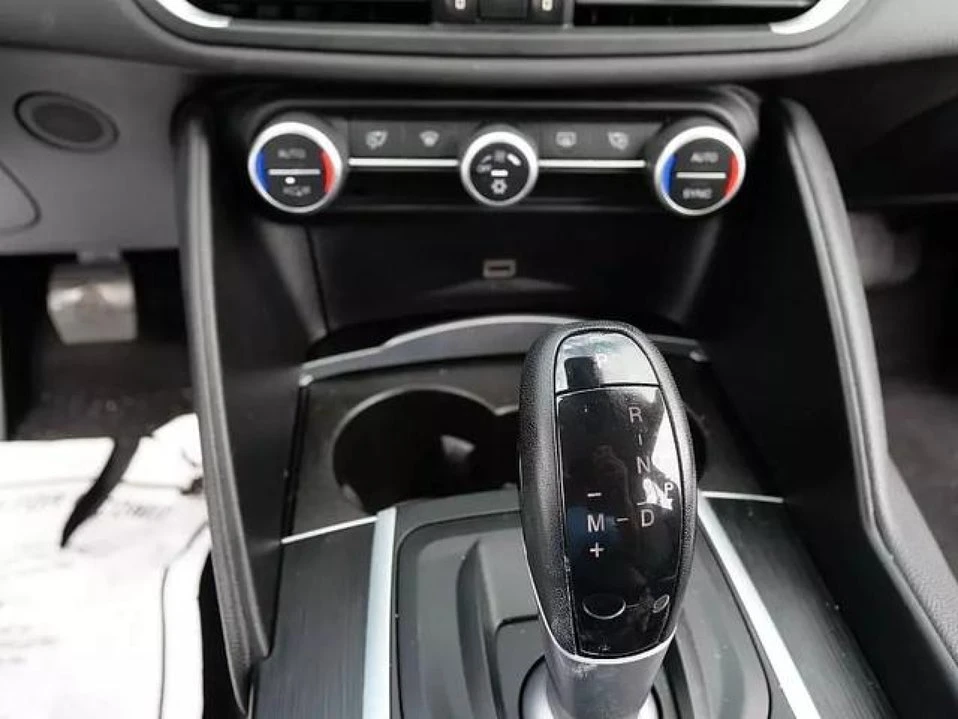 2017 Alfa Romeo Giulia - Image 11 of 16