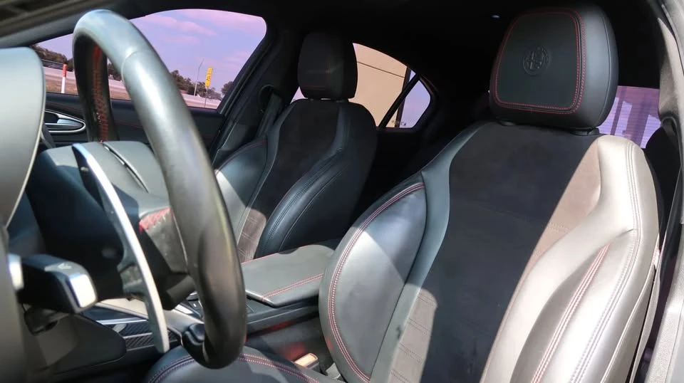 2017 Alfa Romeo Giulia - Image 17 of 18