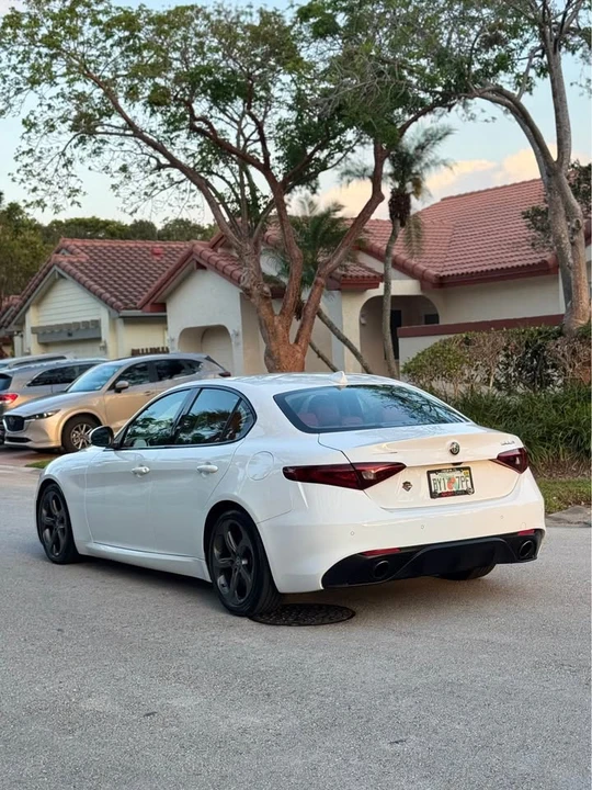 2017 Alfa Romeo Giulia - Image 5 of 15