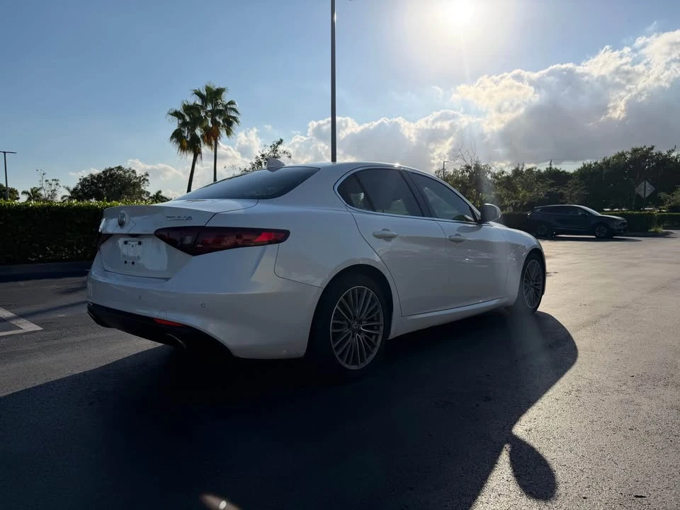 2017 Alfa Romeo Giulia - Image 7 of 15