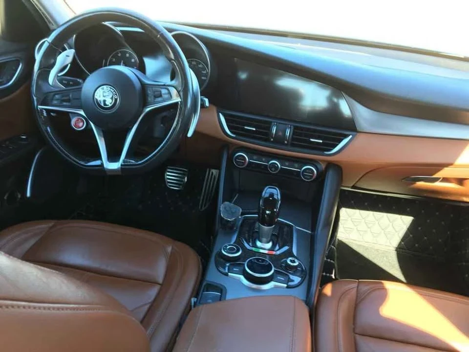 2017 Alfa Romeo Giulia - Image 9 of 10