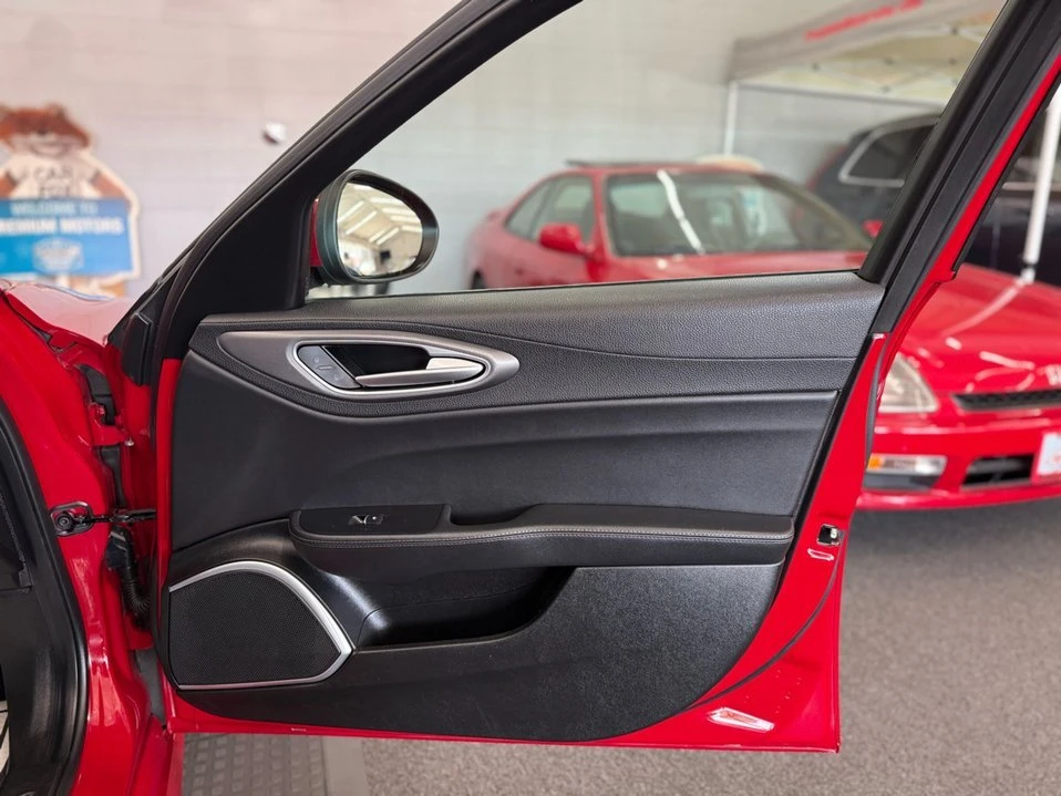 2017 Alfa Romeo Giulia - Image 6 of 19