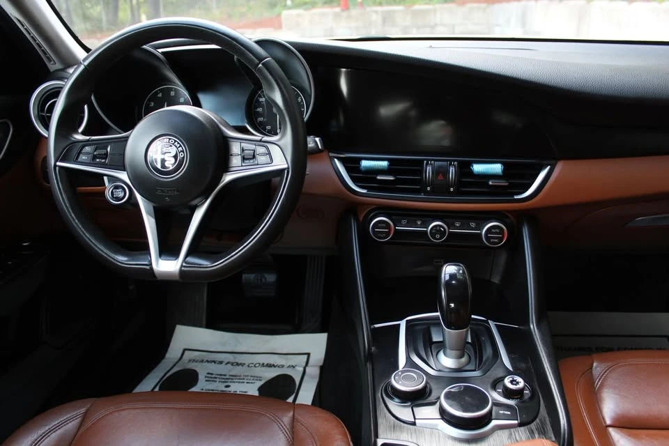 2017 Alfa Romeo Giulia - Image 9 of 19