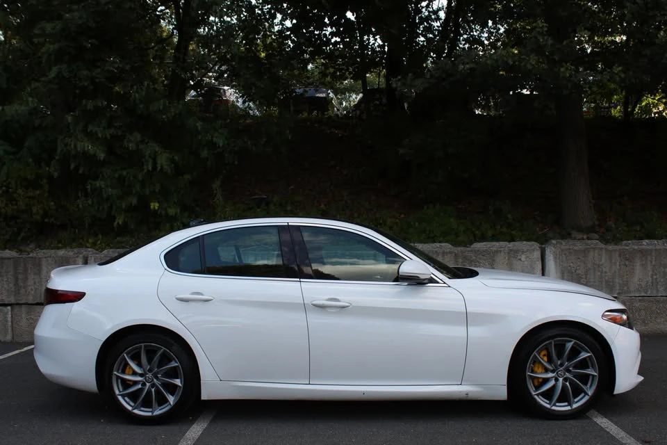 2017 Alfa Romeo Giulia - Image 18 of 19