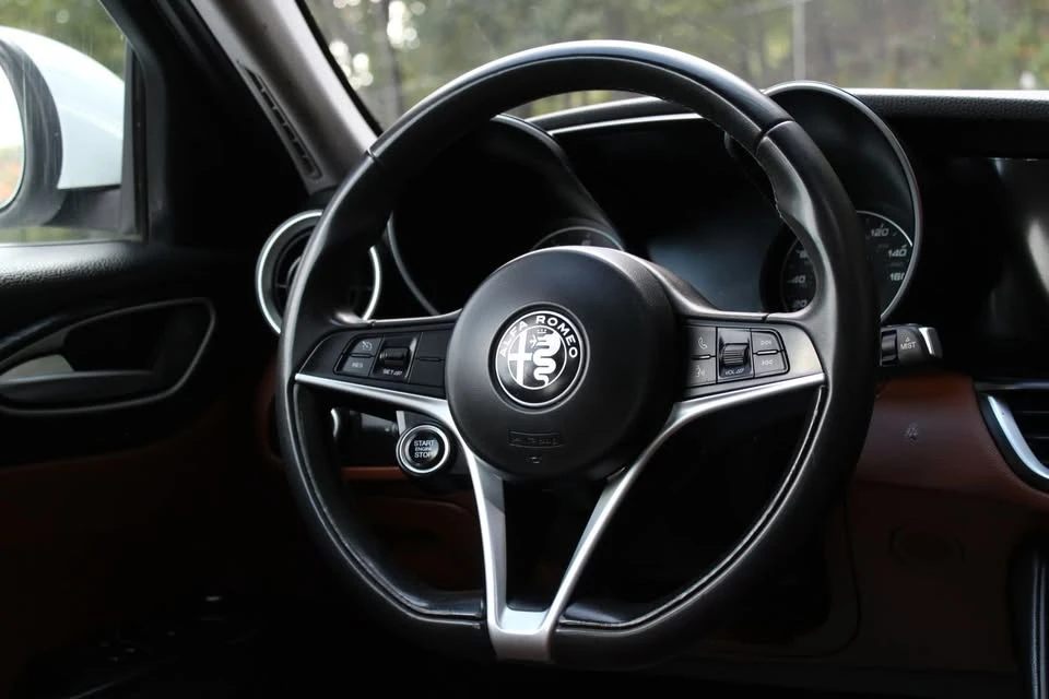2017 Alfa Romeo Giulia - Image 11 of 19