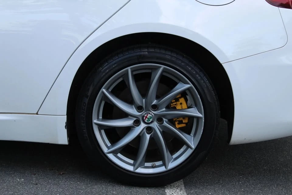 2017 Alfa Romeo Giulia - Image 14 of 19