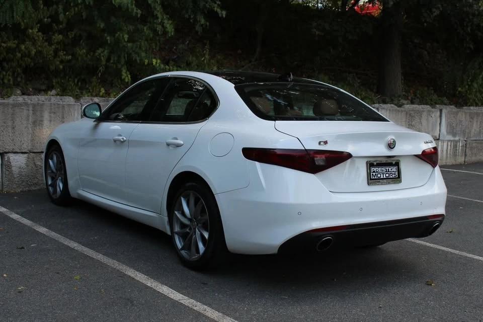 2017 Alfa Romeo Giulia - Image 5 of 19