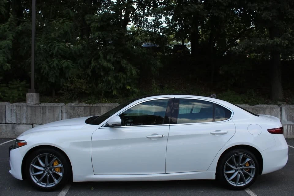 2017 Alfa Romeo Giulia - Image 17 of 19