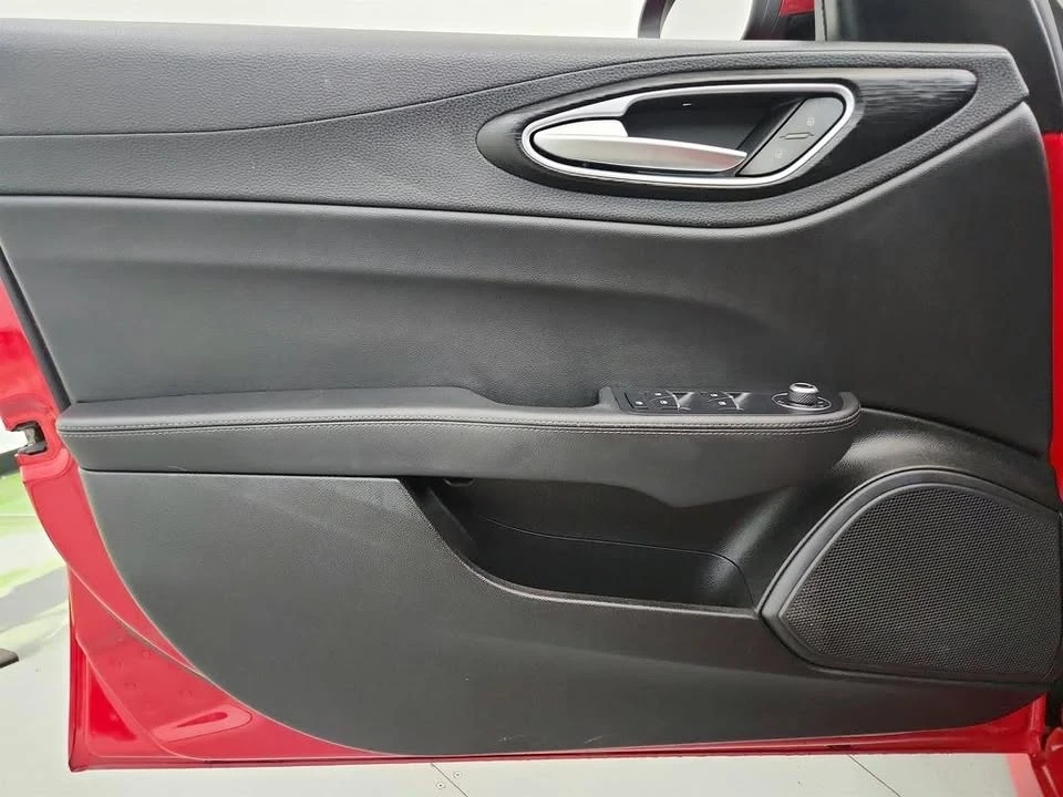 2017 Alfa Romeo Giulia - Image 14 of 20
