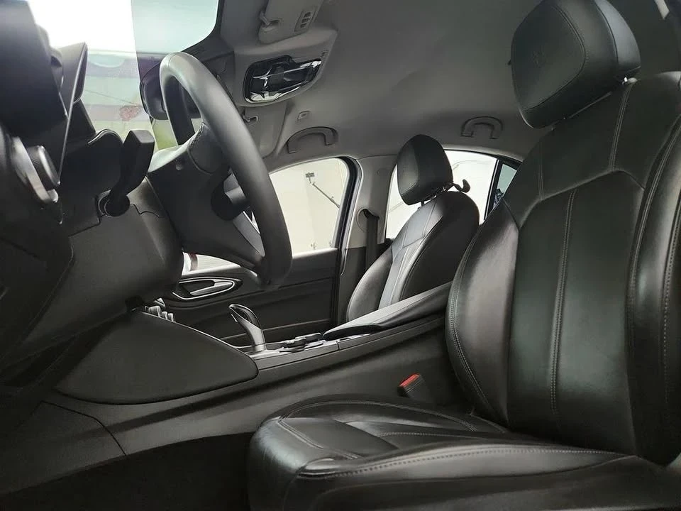 2017 Alfa Romeo Giulia - Image 11 of 20