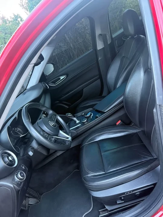2017 Alfa Romeo Giulia - Image 6 of 8