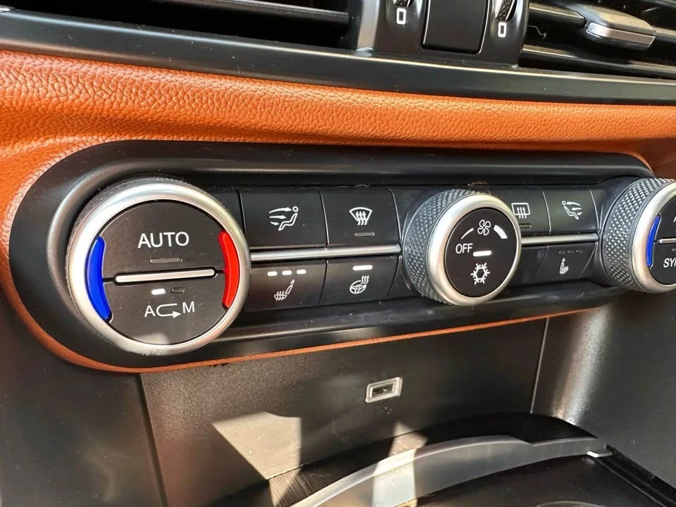 2017 Alfa Romeo Giulia - Image 15 of 19