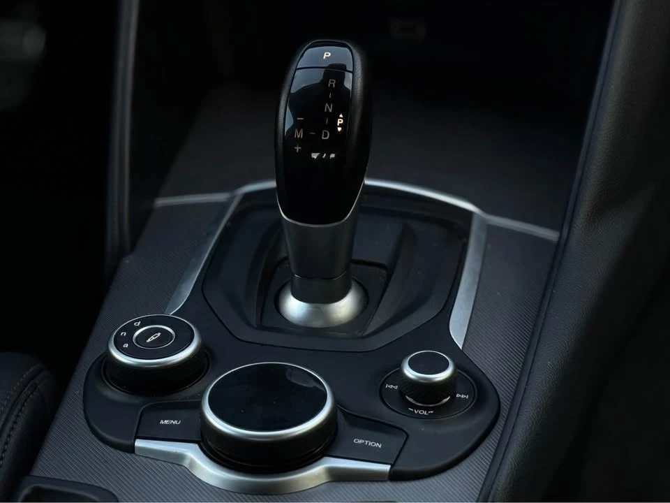 2017 Alfa Romeo Giulia - Image 7 of 13
