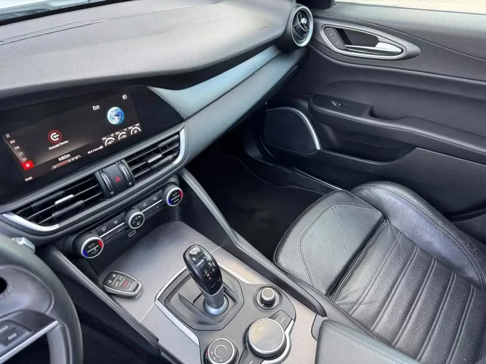 2017 Alfa Romeo Giulia - Image 15 of 19