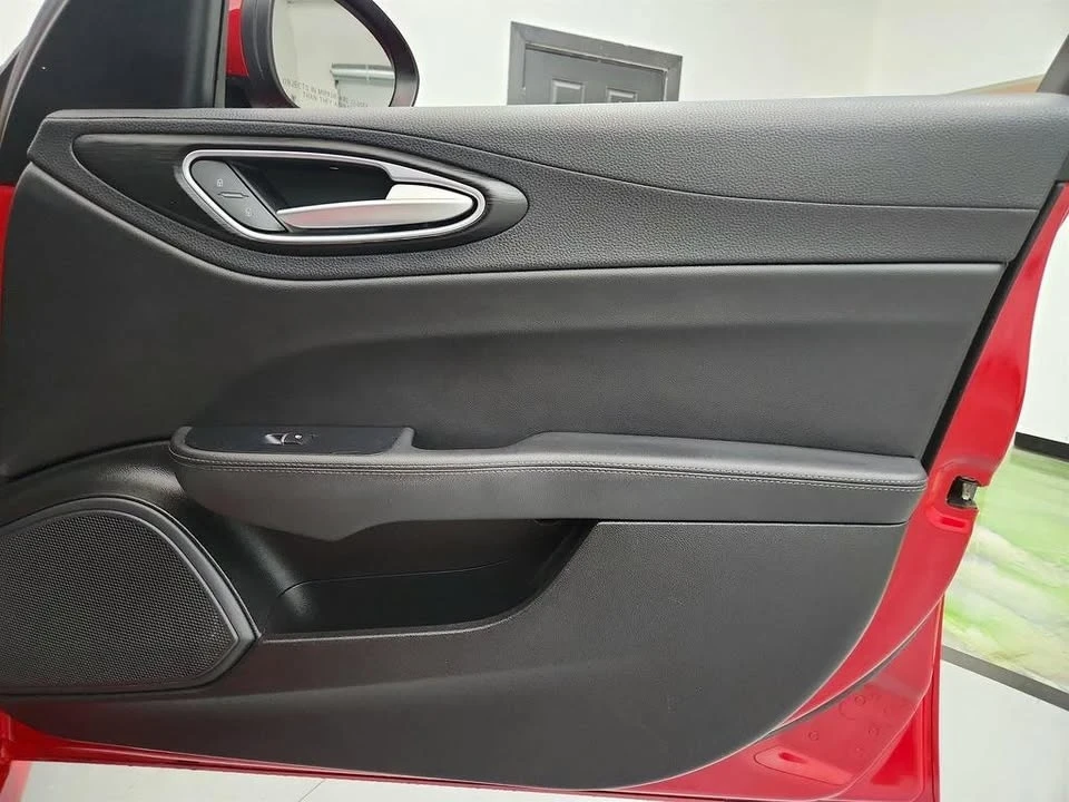 2017 Alfa Romeo Giulia - Image 17 of 20