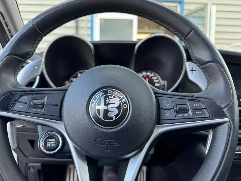 2017 Alfa Romeo Giulia - Image 8 of 20