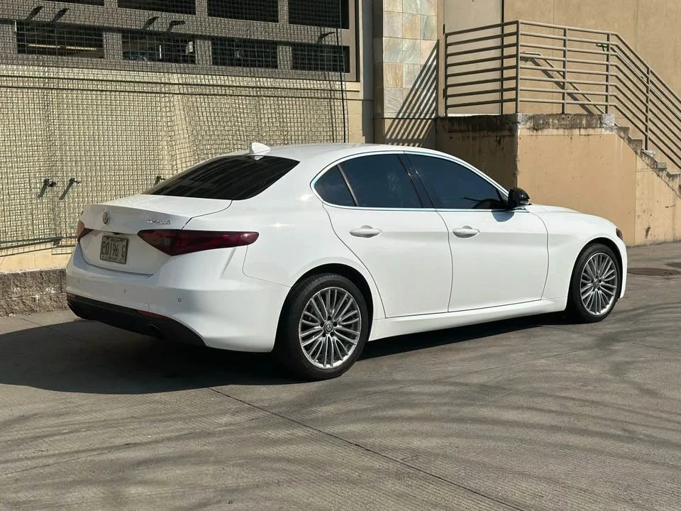 2017 Alfa Romeo Giulia - Image 8 of 19
