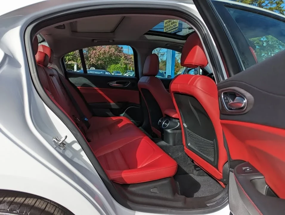 2017 Alfa Romeo Giulia - Image 15 of 19