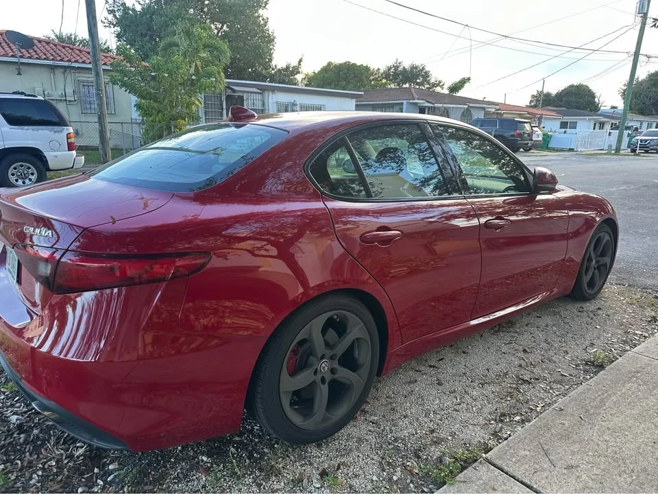 2017 Alfa Romeo Giulia - Image 9 of 10