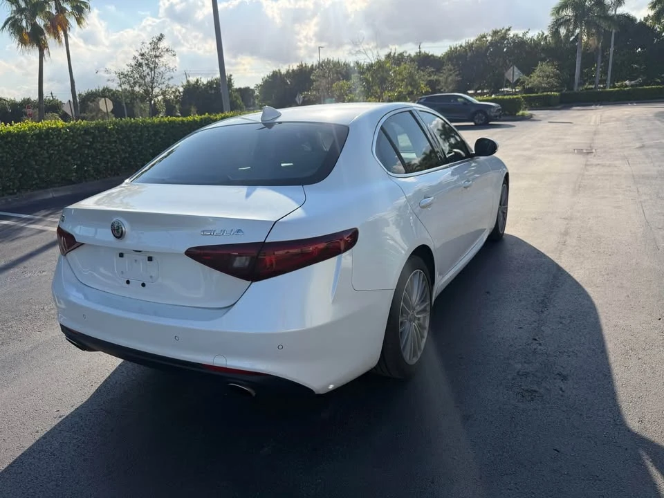 2017 Alfa Romeo Giulia - Image 8 of 15