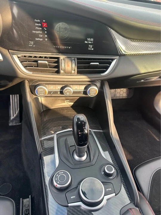 2017 Alfa Romeo Giulia - Image 20 of 21