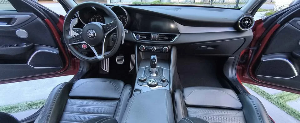 2017 Alfa Romeo Giulia - Image 17 of 20