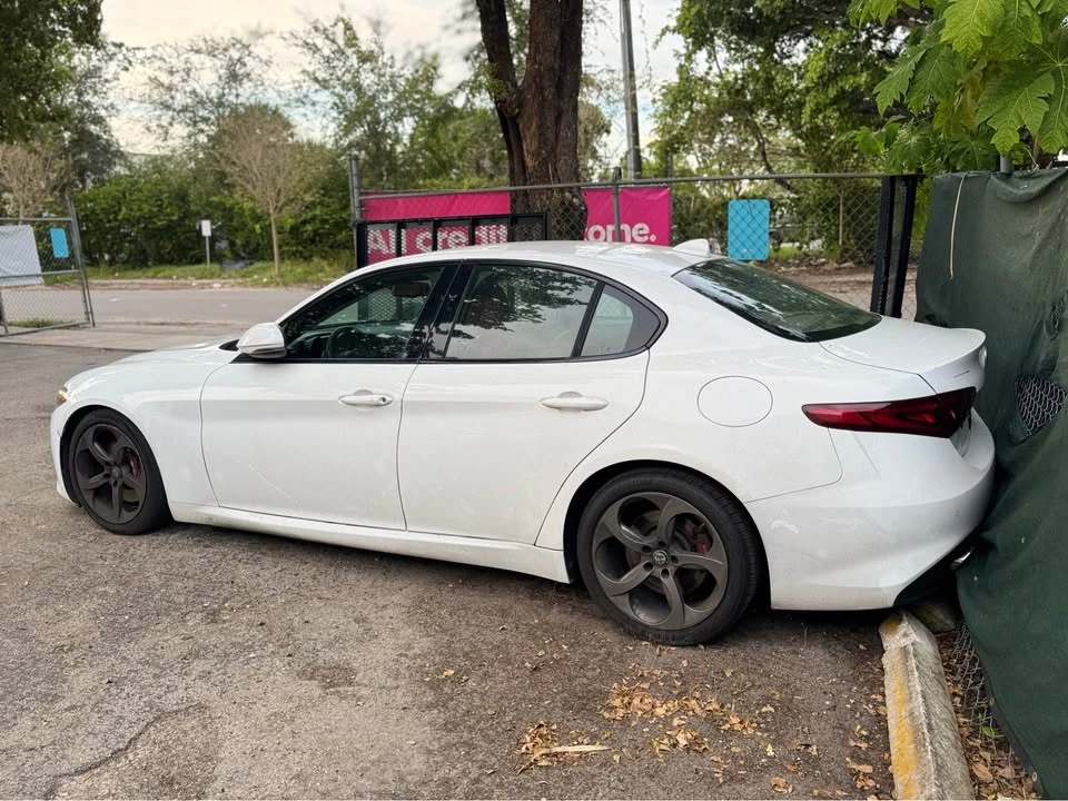 2017 Alfa Romeo Giulia - Image 5 of 11