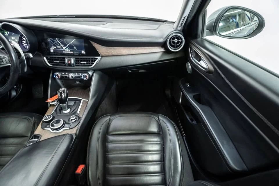 2017 Alfa Romeo Giulia - Image 13 of 19