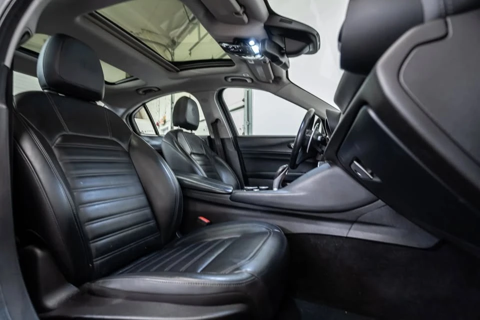2017 Alfa Romeo Giulia - Image 18 of 19