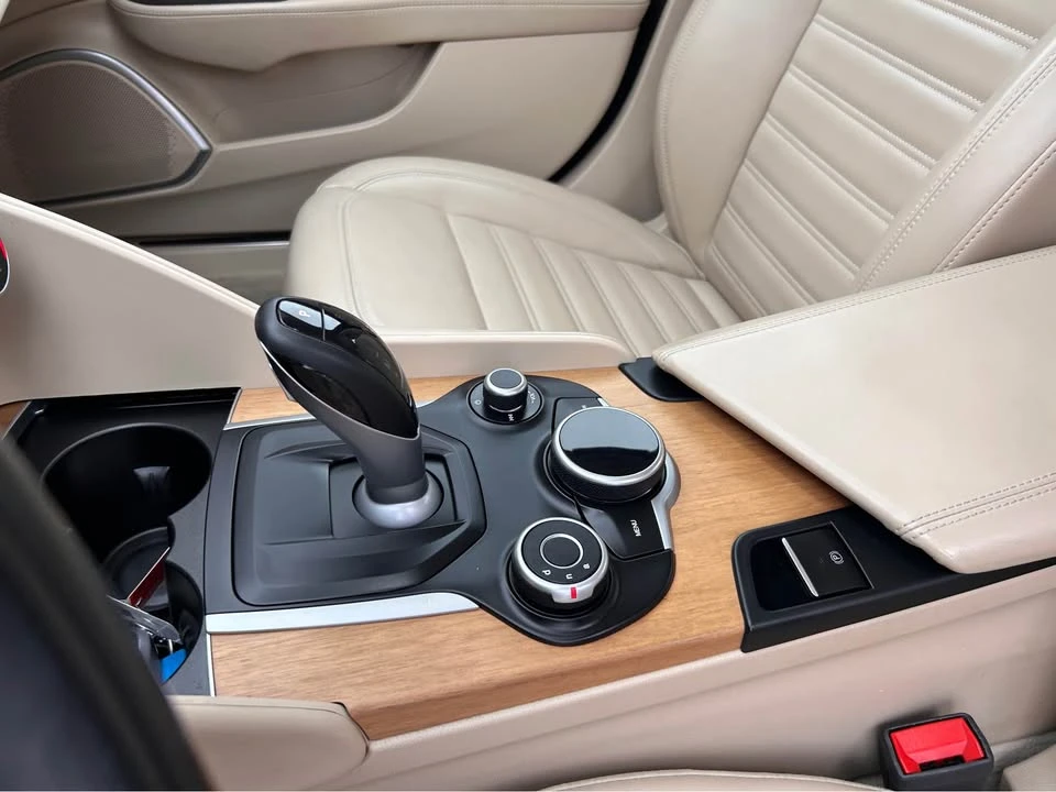 2017 Alfa Romeo Giulia - Image 11 of 13