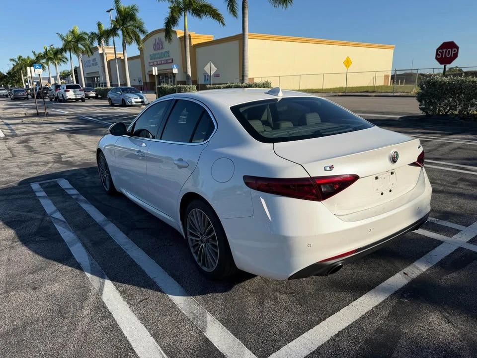 2017 Alfa Romeo Giulia - Image 7 of 15