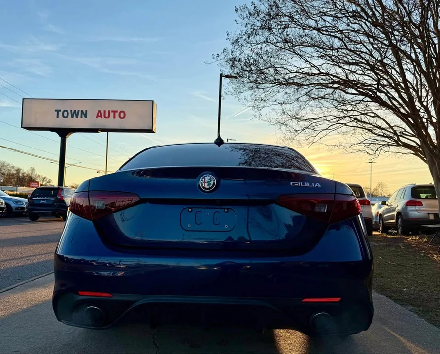 2017 Alfa Romeo Giulia - Image 19 of 20