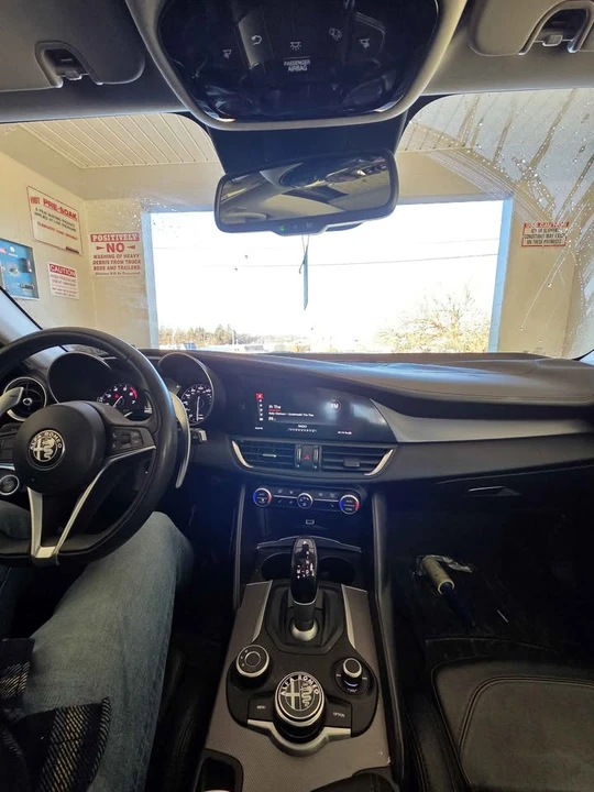2017 Alfa Romeo Giulia - Image 4 of 10
