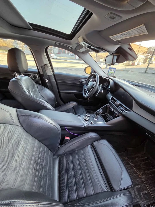 2017 Alfa Romeo Giulia - Image 5 of 10